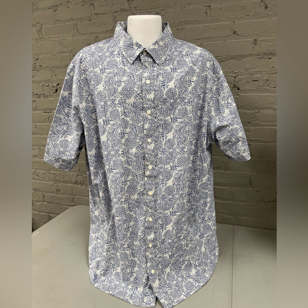 Synergy Men's Blue and White Pineapple Design Button-Down Shirt NWOT